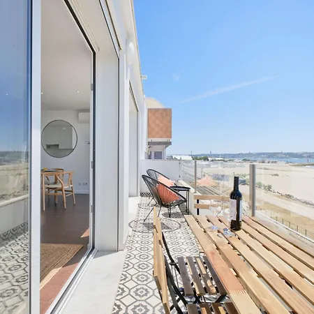 Dreamy Sea View Balcony Algés