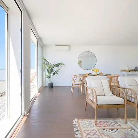 Dreamy Sea View Balcony Algés
